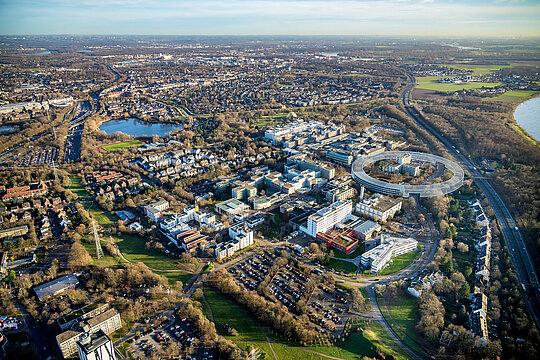 Eine grafische Simulation des 360 Grad oeconomicum auf einem Luftbild des MUHS-Campus.