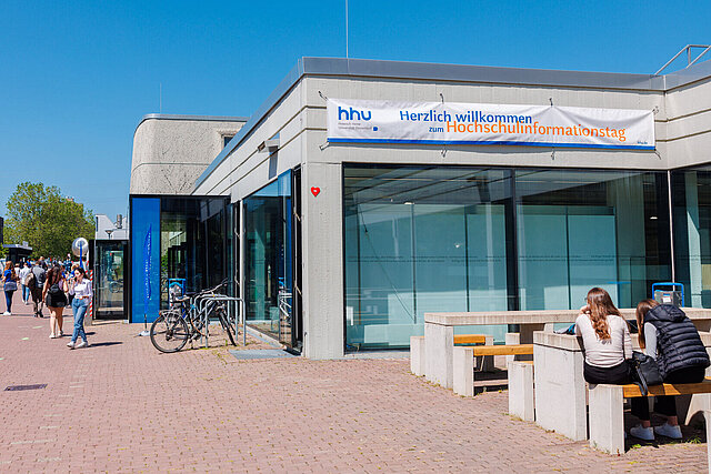 Banner “Welcome to the University Information Day” on Building 23.01mationstag" am Gebäude 23.01