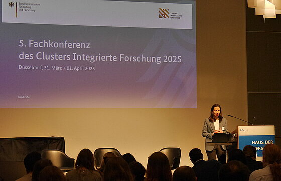 Dr. Katharina Gerl beim Vortrag im Saal des Haus der Universität